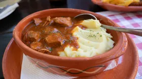 Гуляш из говядины в казане