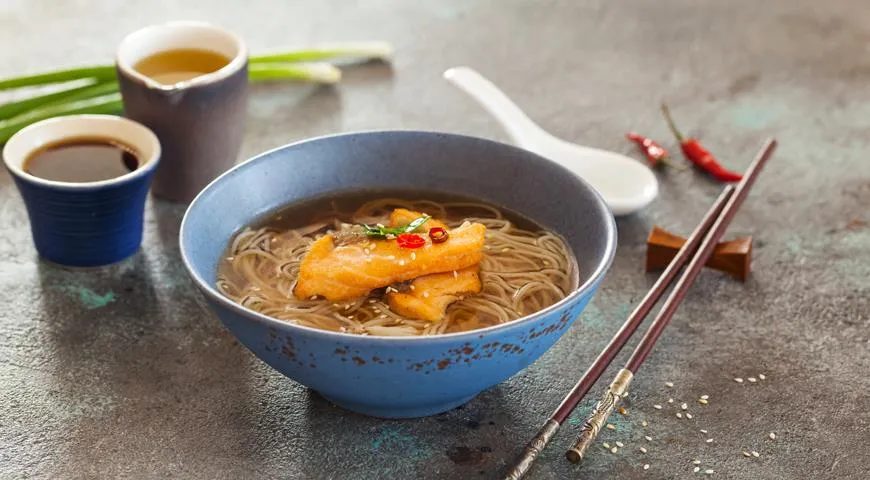 Рыбный суп с рисовой лапшой