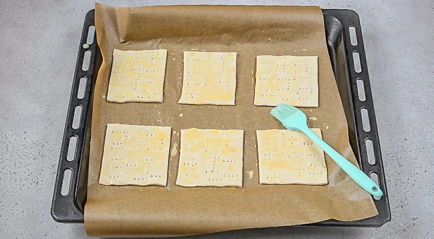 Слойки с ананасом и прошутто