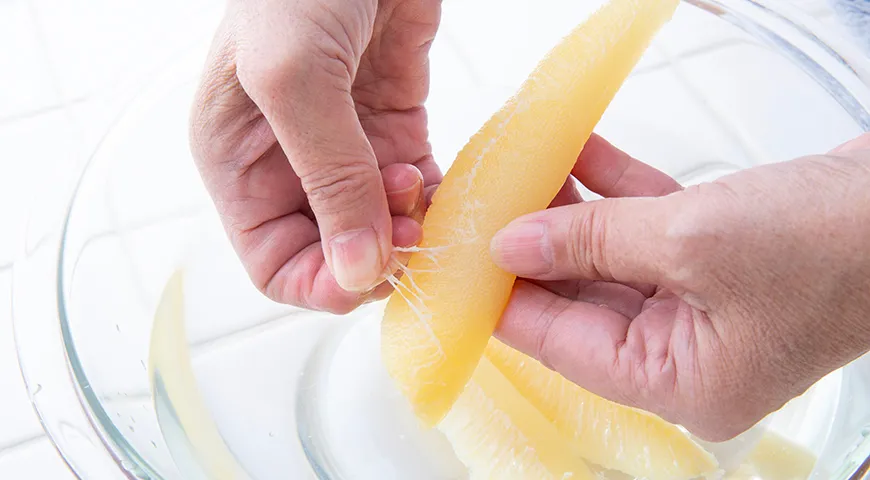 Перед приготовлением удалите остатки пленки с икры сельди