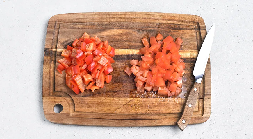 Спагетти по-домашнему с курицей и овощами в соусе