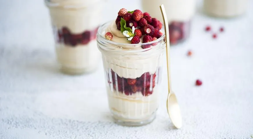 Рецепт мусса из ряженки и сливок с лесной земляникой