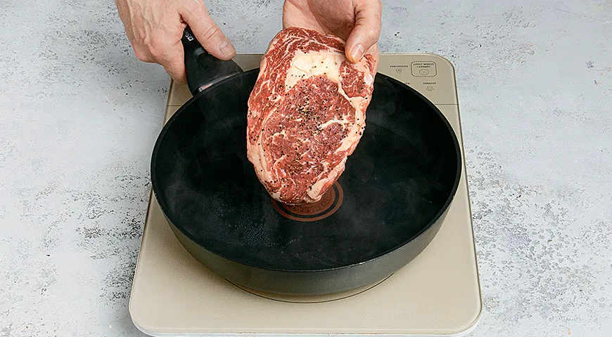 Как пожарить мясные стейки на сковороде