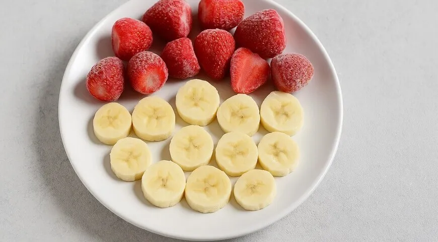 Бананово-клубничное мороженое на молоке