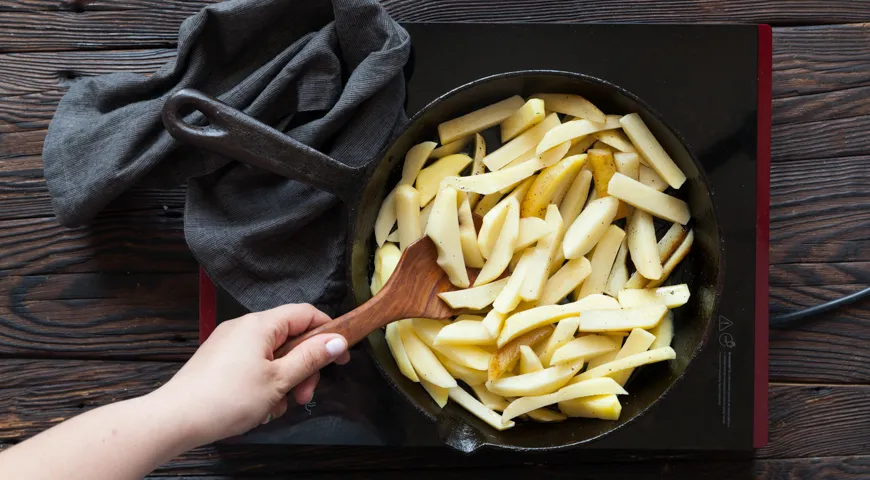 Правильно выкладываем картошку для жарки на разогретую сковородку