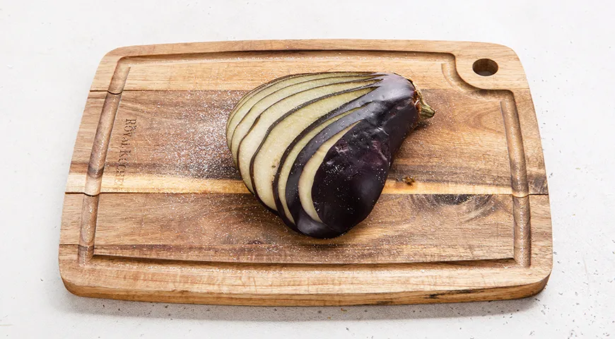 Баклажаны веером на сковороде