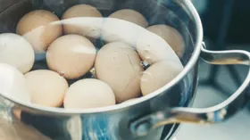 Фермеры поделились с нами 7 трюками по приготовлению варёных яиц. А мы делимся с вами!