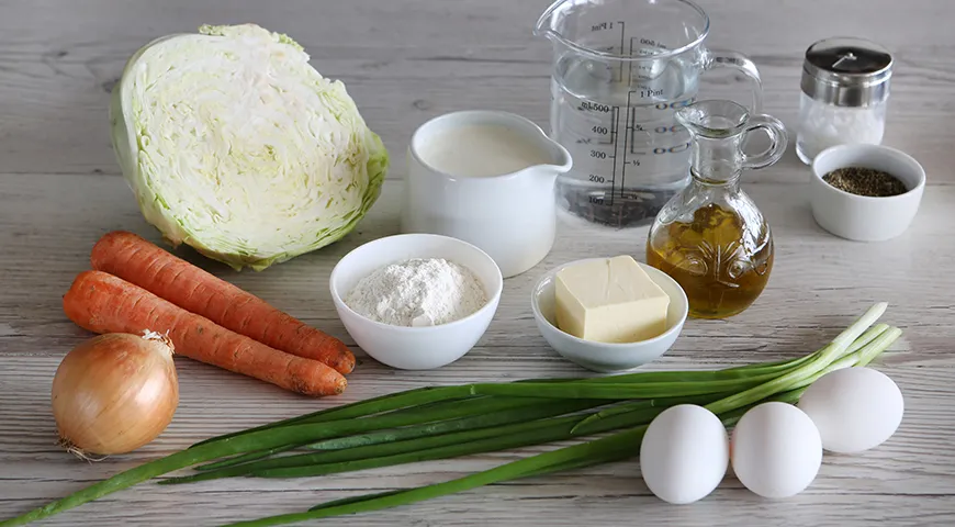 Раскладка продуктов для капустной начинки: белокочанная капуста, морковь, растительное и сливочное масло, соль, молотый перец, вода, лук, мука, сливки, яйца