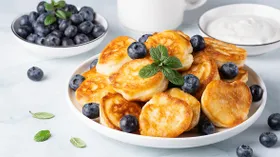 Идеальные оладьи на кефире за 30 минут: пышные, мягкие и без ошибок