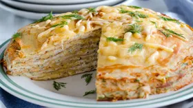 Блинный пирог с курицей и грибами