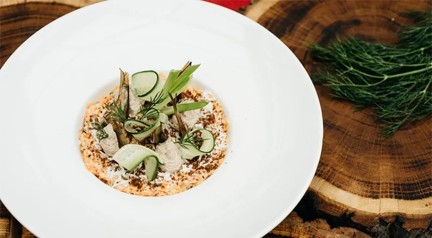 Салат со шпротами от Бульон Крутон