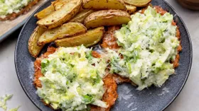 Куриные биточки «Цезарь» с картофельными дольками