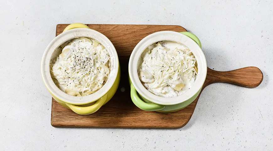 Пельмени в горшочке с сыром