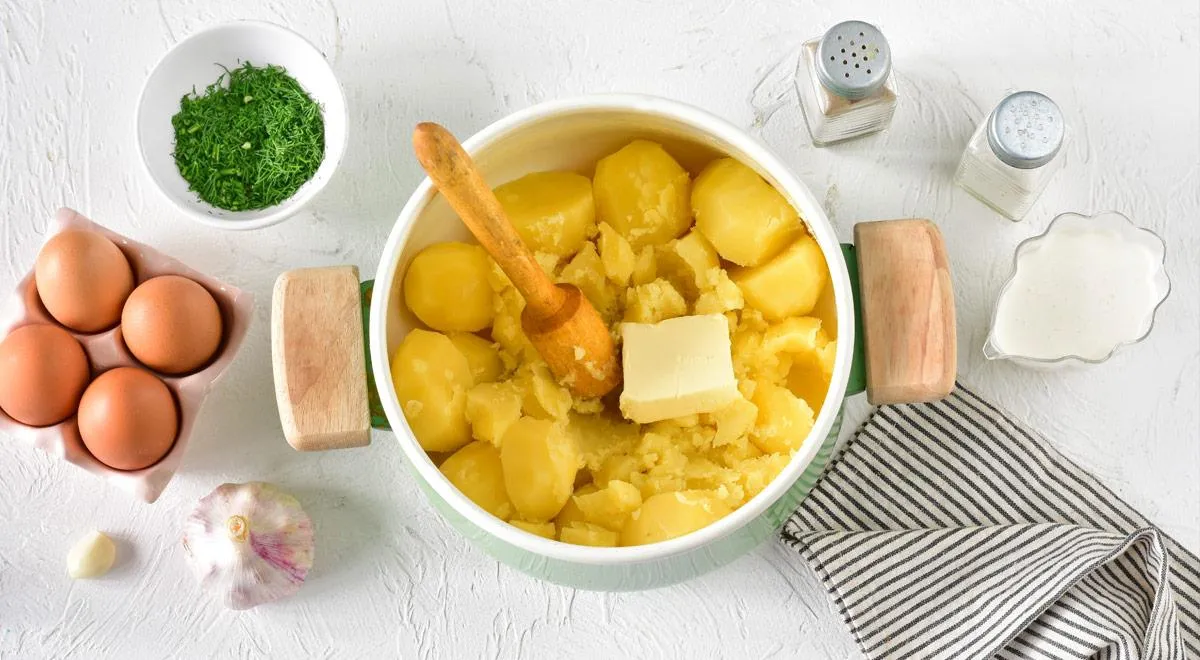 Чтобы запеканка из картофельного пюре получилась воздушной и пышной, добавляйте в картошку достаточного сливочного масла и  жирных сливок