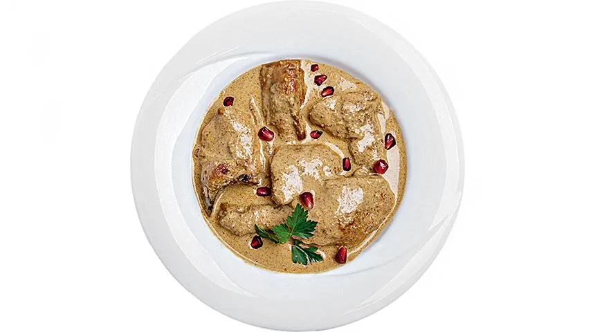 В классическом рецепте для сациви используются грецкие орехи. Но фундук может стать прекрасной заменой в подливе для курицы, рыбы или кебаба