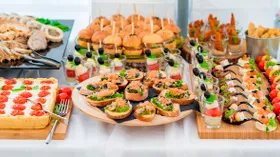 Чем опасен шведский стол летом? Названы блюда, от которых лучше отказаться на отдыхе