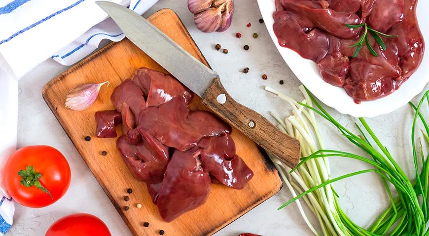 Перед варкой осмотрите куриную печень, удалите желчные протоки и лишний жир