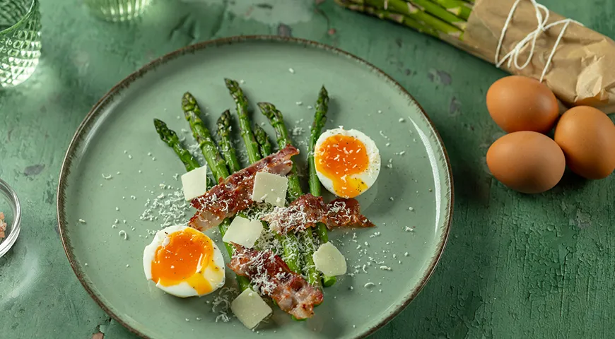 Идеальными партнерами для яйца в мешочек станет спаржа и бекон