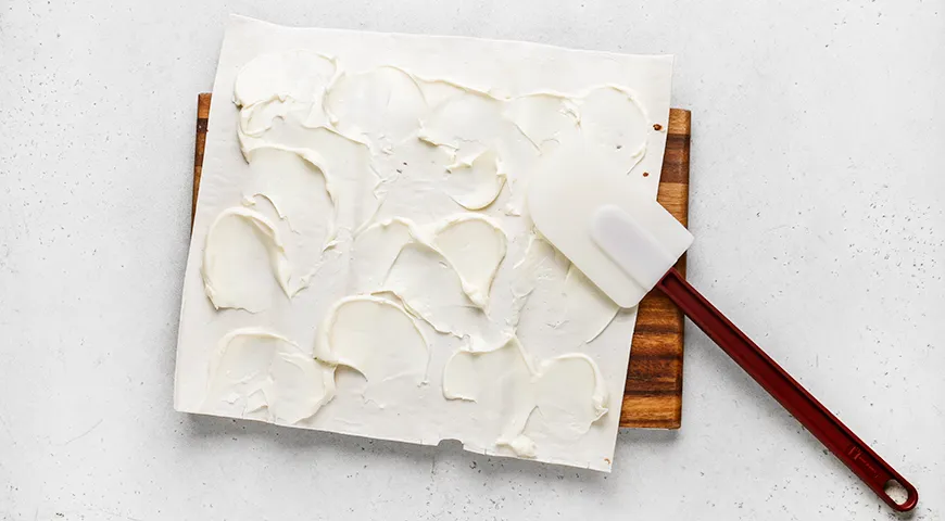 Лаваш с красной рыбой, огурцом и плавленым сыром