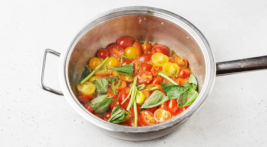 Спагетти с томатным соусом