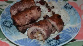 Рулетики из индейки с бруснично-ореховым соусом