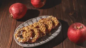 Запеченные яблочные колечки с овсяной крошкой