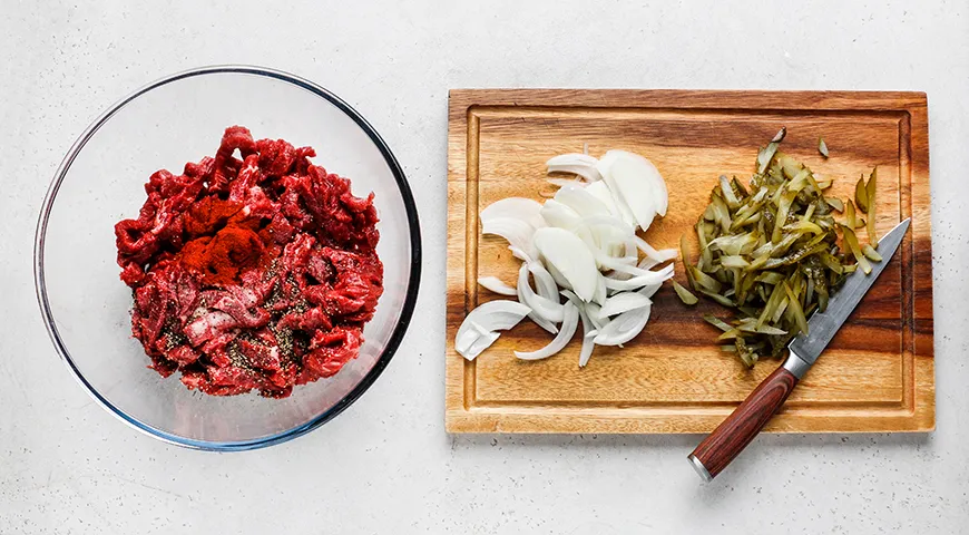 Бефстроганов из говядины с солеными огурцами и сметаной