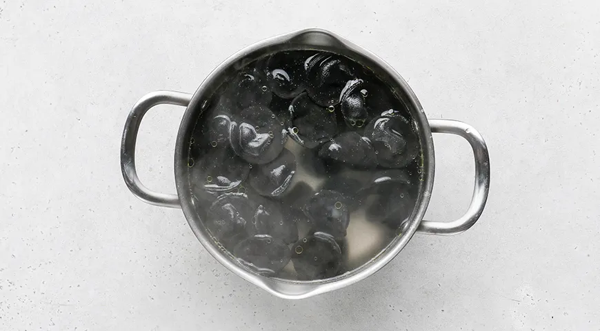 Черные пельмени