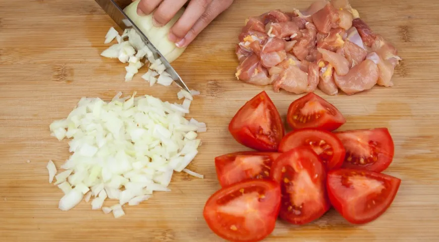 На 1 кг куриного мяса положено брать 2–3 крупные луковицы