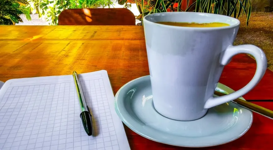 Чтобы контролировать количество потребляемого кофеина, можно фиксировать количество выпитых порций кофе в блокноте или телефоне 