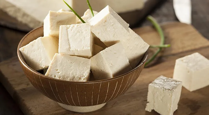 Соевый сыр может стать отличной альтернативой обычному в приготовлении роллов. Идеальный вариант — мягкий «шёлковый» тофу