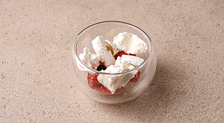 Итон месс с ягодами и мороженым