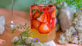 Коктейль с белым вермутом, игристым вином и клубникой