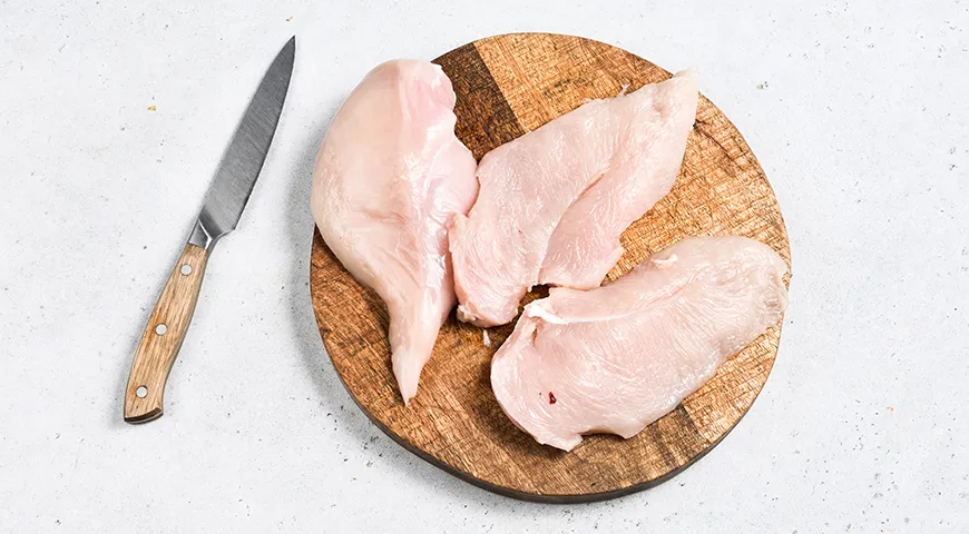 Куриные рулеты с грибами и сыром в сметанном соусе в духовке