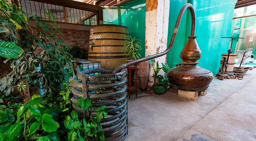 Традиционный перегонный аппарат, выставленный на витрине винодельни, производящей писко, в городе Лунауана, Перу