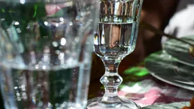 Почему важно запивать алкогольные напитки — пояснил эксперт