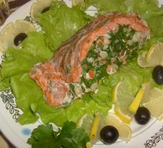 Кармашки из лосося со шпинатом и креветками