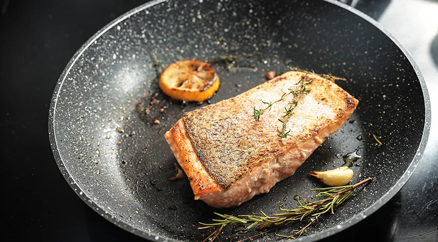 Чтобы не пересушить рыбу, жарьте форель на среднем огне до образования корочки с двух сторон