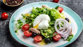 Салат с консервированным тунцом и яйцом-пашот