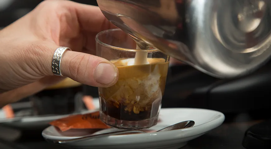 В идеальном кортадо молоко не взбивают в высокую пену, как на капучино. Его нагревают и слегка «открывают» паром, получая бархатистое, текучее молоко (микрофоам)