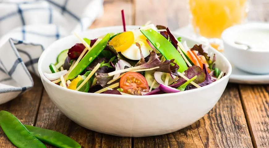 Хрустящий салат с яйцом — стопроцентный аромат весны
