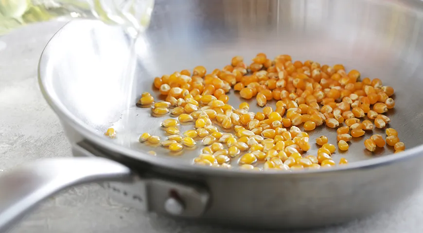 Самое начало приготовления попкорна: зерна только нагреваются в сотейнике. Как только лопнут первые – накрывайте крышкой и ждите ритмичных &laquo;выстрелов&raquo;