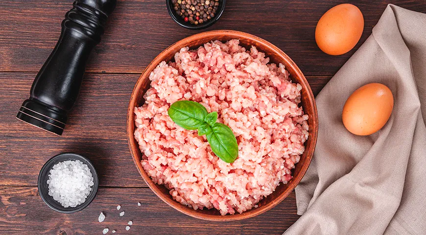 Курино-свиной фарш служит источником полноценных белков, витаминов группы B и микроэлементов