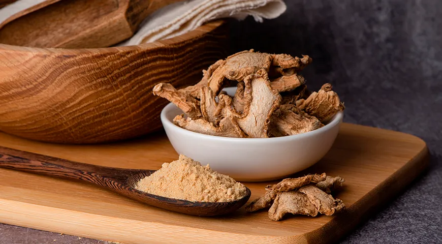 Сушеный имбирь считается функциональной добавкой с высоким содержанием антиоксидантов (шогаолов и гингеролов), клетчатки, микроэлементов и эфирных масел