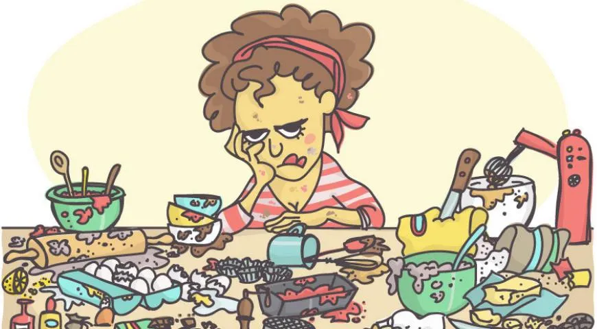 Расстроенная женщина переживает об испорченном блюде