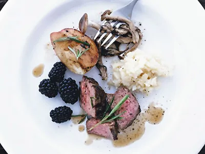 Телятина с яблоком и ежевикой