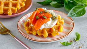 Чафли с творожным сыром, копченым лососем, лимоном и каперсами