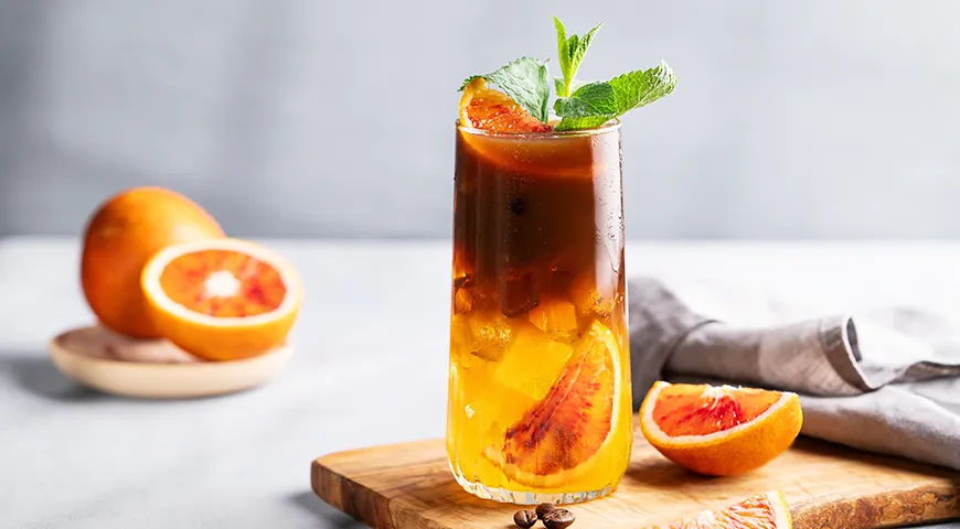 Вкус кофе-бамбл всегда строится на контрасте: яркая кислинка сока, горьковатые ноты кофе и мягкая сладость сиропа