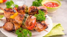 Шашлык из свинины в кефирном маринаде: с дымком, зеленью и щепоткой лета