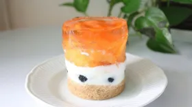Трёхслойное йогуртовое пирожное с желе и персиками